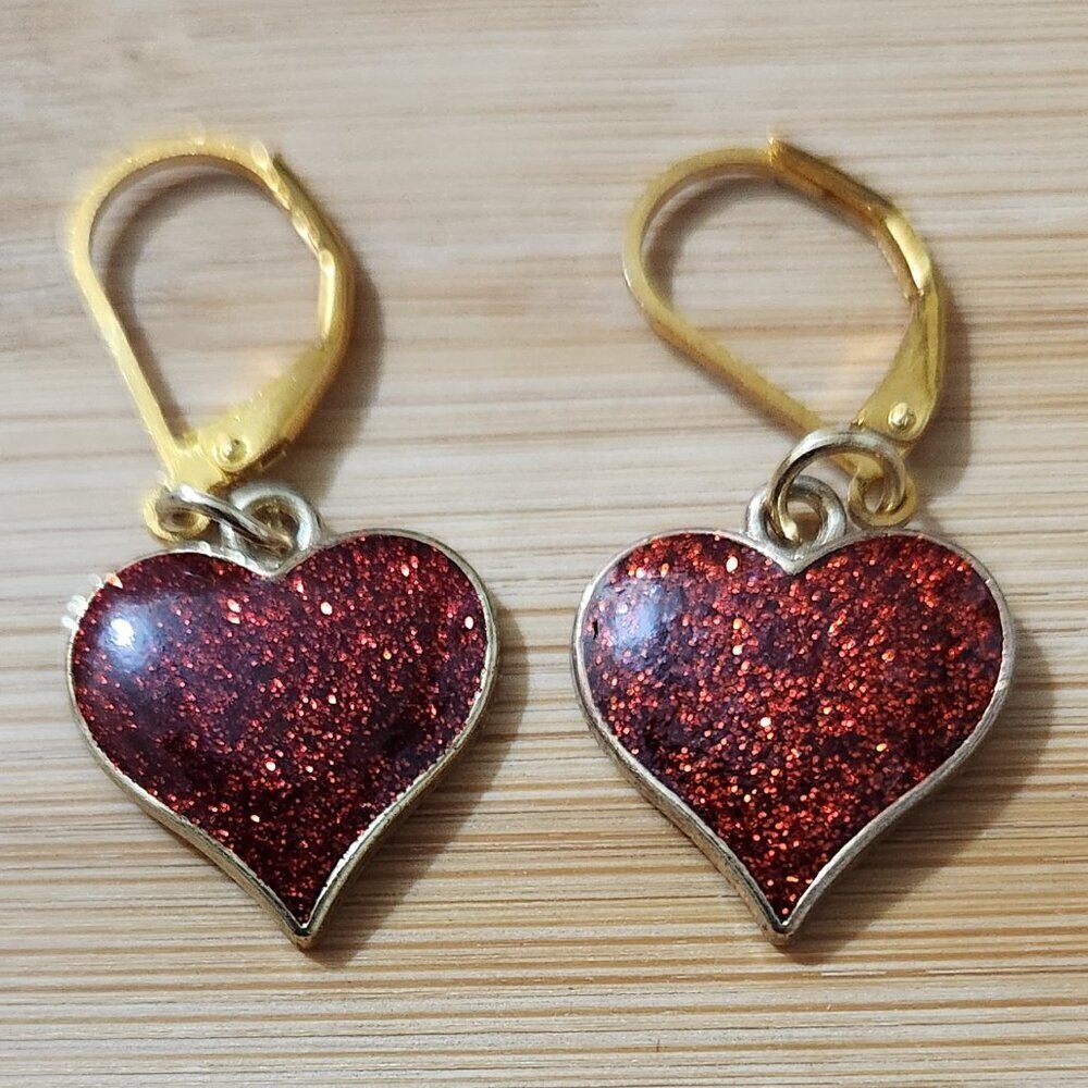 Hand Crafted Heart Charm Pierced Earrings Red Speckled Gold Lever Back